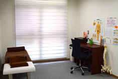 問診から矯正施術のスペース