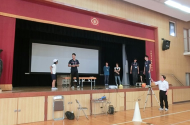 天神橋筋六丁目の菅北小学校にて特別講師(姿勢の大切さ)